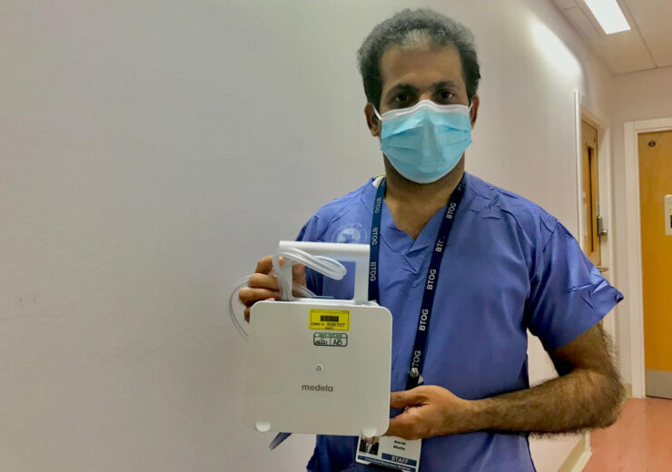 Dr. Amrithraj Bhatta holding Medela Healthcare’s pioneering portable Thopaz+ chest drainage system