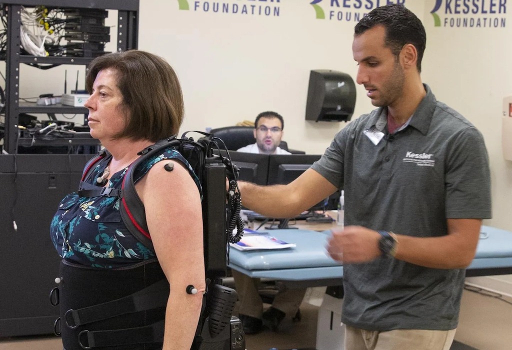 Researchers improve physical and mental MS symptoms with exoskeleton therapy device
