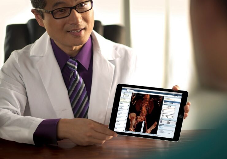 doctor-showing-images-philips-enterprise-viewer.download